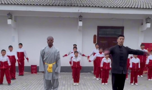 挨了好几棍＆躺地上嗷嗷叫！Speed开通抖音：少林功夫，太牛x了！