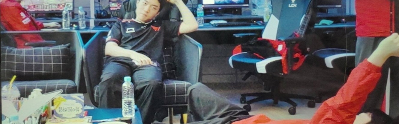 T1粉丝怒斥Smash复盘态度不端正:这就是太子 生理不适了